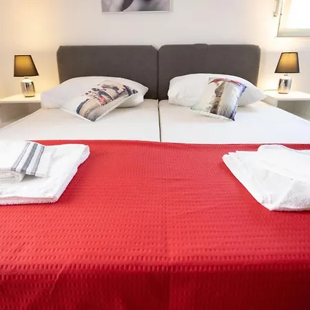 Knezovic 2 Apartman *