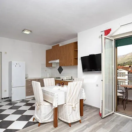 Apartman Knezovic 2 *